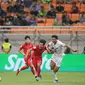 Pemain timnas Korea Selatan U-17 Jeonghyeok Seo berebut bola dengan timnas Prancis U-17 Tidiam Gomis pada persaingan Grup E Piala Dunia U-17 2023 di Jakarta International Stadium, Rabu (15/11/2023). (Doc. LOC WCU17/BRY)
