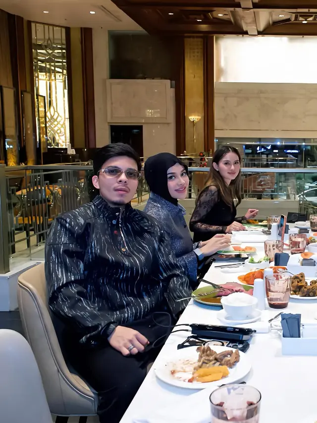 Potret Elegan Keluarga Anang-Ashanty saat Dinner Tahun Baru