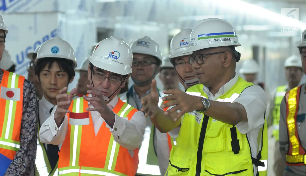 Menteri Luar Negeri Jepang Taro Kono (kiri) saat meninjau perkembangan proyek kereta MRT di Stasiun Bundaran HI, Jakarta, Senin (25/6). Taro Kono didampingi oleh Direktur Utama PT MRT William Sabandar. (Liputan6.com/Helmi Fithriansyah)