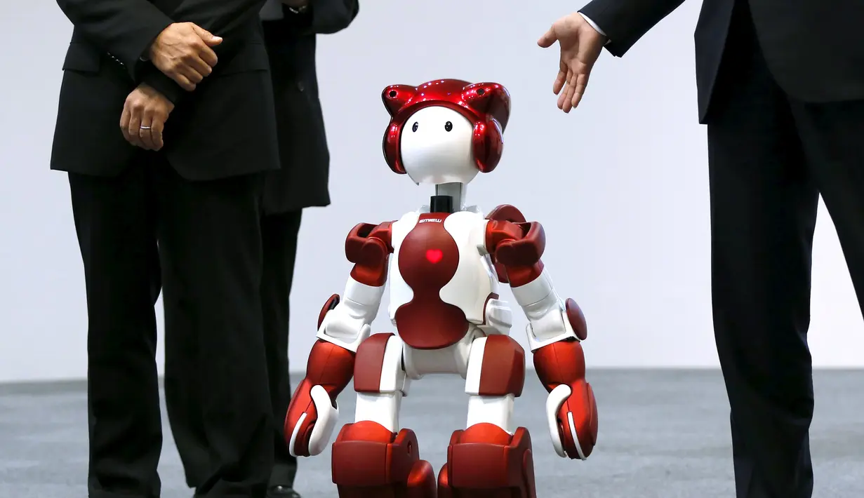 Hitachi Ltd memperkenalkan Robot humanoid 'EMIEW 3' dipertunjukan di Tokyo, Jepang, (8/4). Robot ini dikembangkan untuk memberikan layanan dan bimbingan yang diperlukan di toko-toko dan fasilitas umum. (REUTERS/Issei Kato)