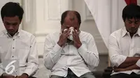 Salah satu WNI yang sempat disandera kelompok Abu Sayyaf menahan tangis di kantor Kementerian Luar Negeri, Jakarta, Senin (2/5). Kedatangan 10 WNI Sandera Abu Sayyaf  tersebut untuk diserahterimakan kepada Keluarga. (Liputan6.com/Faizal Fanani)