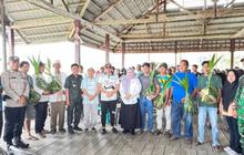 Pemkab Touna Salurkan Bantuan Bibit Kelapa, Dorong Produktivitas Petani Lokal