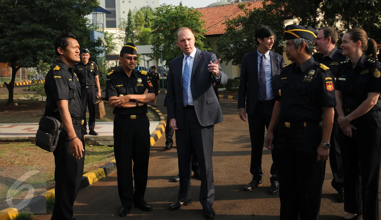Menteri Imigrasi Australia, Peter Dutton (tengah) saat mengunjungi satuan K-9 Dirjen Bea Cukai Kementerian Keuangan di Jakarta, Kamis (19/11/2015). Kunjungan ini untuk mempererat hubungan pemberantasan peredaran narkoba. (Liputan6.com/Helmi Fithriansyah)