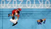 Galal Yafai saat berhasil menjatuhkan Carlo Paalam di Final Olimpiade Tokyo 2020. (Foto: The Guardian)