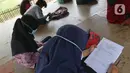 Seorang murid SMP Sekolah Alam melihat soal Ujian Akhir Semester (UAS) di Sukawangi, Kabuapaten Bekasi, Jawa Barat, Senin (30/11/2020). Menurut pengurus Sekolah Alam KBM tatap muka  jenjang pendidikan SD,SMP, dan SMA tetap berjalan dengan menerapkan protokol kesehatan. (Liputan6.com/Herman Zakharia)