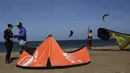 Seorang peserta Kitesurfing tengah bersiap bersama instruktur saat mengikuti ajang Third Kite Addict Kolombia tournamen di Cabo de la Vela, Guajira Departmen, Kolombia, (4/7/2016). (AFP/Joaquin Sarmiento)