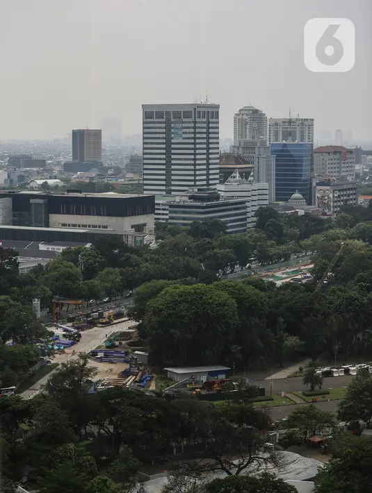 Lanskap gedung pencakar langit diambil dari kawasan Jakarta Pusat, Senin (26/9/2022). Pada Rabu (22/6), DKI menjadi yang terburuk di dunia dengan skor 163 alias tidak sehat. Di bawahnya, ada Beijing (159) dan Dhaka (157). (Liputan6.com/Johan Tallo)