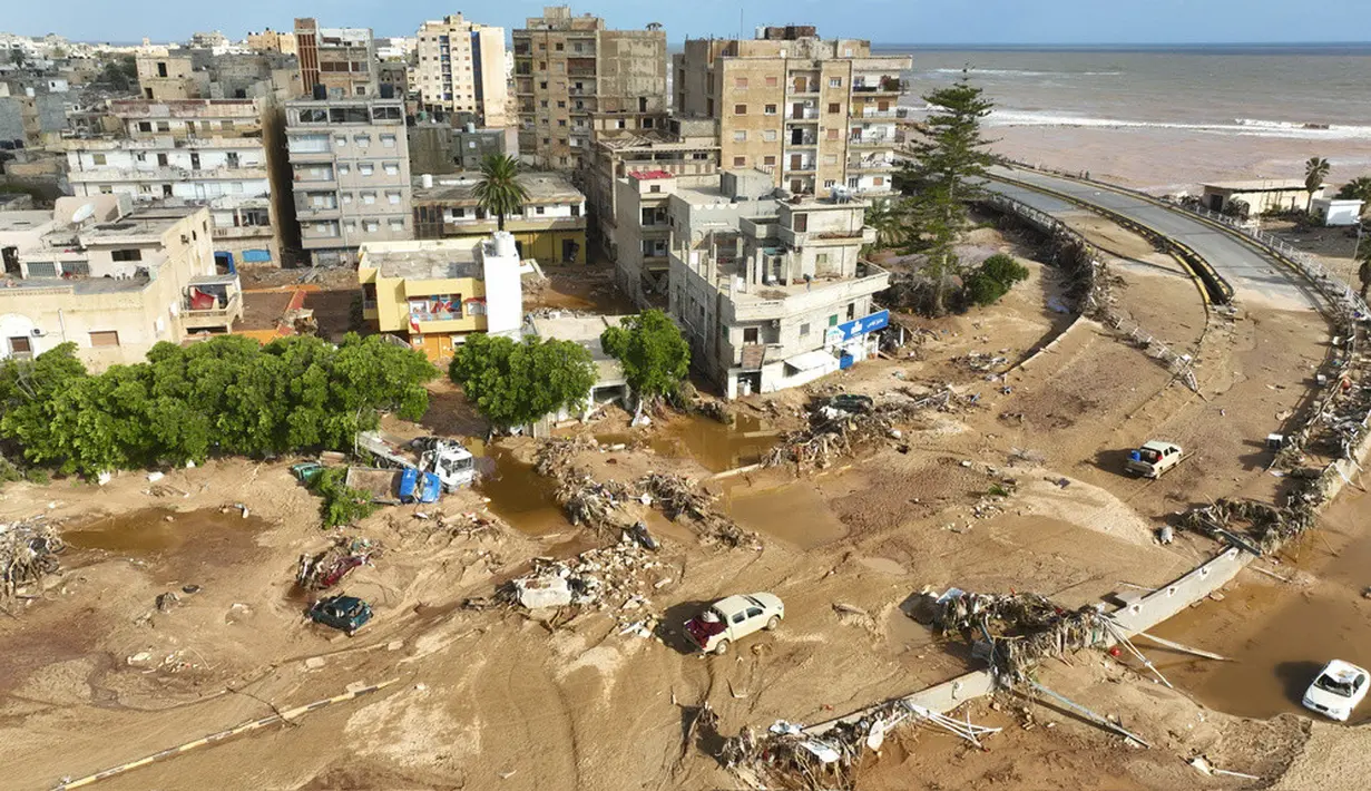Tim penyelamat berjuang untuk mengevakuasi jenazah korban yang tersapu ke laut akibat banjir mirip tsunami di Libya. (AP Photo/Jamal Alkomaty)