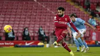 Mohamed Salah lewat kaki kirinya berhasil mencatatkan 31 gol dan 6 assist dari 51 pertandingan di semua laga musim ini. Bersama Liverpool ia berhasil memenangkan Trofi Liga Inggris musim 2019/2020 dan berhasil menyabet sepatu emas di tahun 2017 dan 2018. (Foto: AFP/Pool/Tim Keeton)