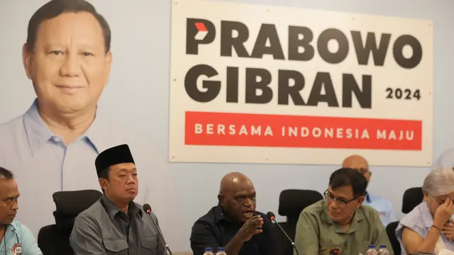 Komisioner Komnas HAM periode 2012-2017, Natalius Pigai, dalam jumpa pers di Media Center TKN Prabowo-Gibran, Kebayoran Baru, Jakarta Selatan, Senin (11/12/2023). (Foto: Tim Prabowo-Gibran)