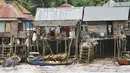 Warga mencuci pakaian di bantaran Sungai Musi, Sumatera Selatan, (26/3). Pemerintah Kota Palembang fokus menata kawasan pinggiran Sungai Musi untuk mengejar target bebas pemukiman kumuh pada 2019. (Liputan6.com/Gempur M Surya)