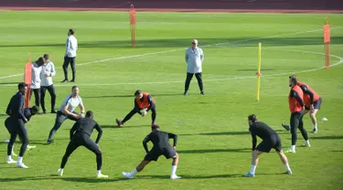 Para pemain Inggris saat mengikuti sesi latihan jelang menghadapi Bulgaria dalam lanjutan penyisihan Grup A kualifikasi Euro 2020 di Praha, Republik Ceko, Minggu (13/10/2019). Three Lions berpeluang memastikan tiket ke Euro 2020 saat menghadapi Bulgaria. (Michal CIZEK/AFP)