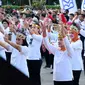 Sebelum jalan sehat, Iriana Joko Widodo bersama para peserta melakukan tari Sajojo secara massal (Foto: Muchlis Jr - Biro Pers Sekretariat Presiden)