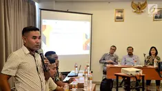 Seorang guru mempresentasikan pada pada peluncuran program Semangat Indonesia Cerdas di Serpong, Tangerang, Senin (22/4). Program Yayasan Pendidikan Astra-MDR diselenggarakan untuk meningkatkan mutu pendidikan di wilayah prasejahtera dengan menghadirkan guru-guru muda. (Liputan6.com/HO/Tyo)