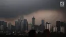 Awan hitam menyelimuti langit Jakarta, Senin (3/12). Badan Meteorologi Klimatologi dan Geofisika (BMKG) memprediksi Jakarta akan selalu diguyur hujan hingga awal tahun 2019. (Liputan6.com/JohanTallo)