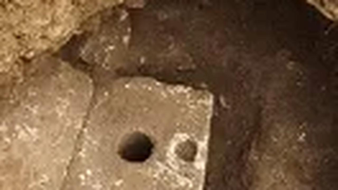 Terungkap Bentuk Toilet Pribadi Orang Super Kaya 2.700 Tahun Lalu, Septic Tanknya Penuh Tulang dan Tembikar