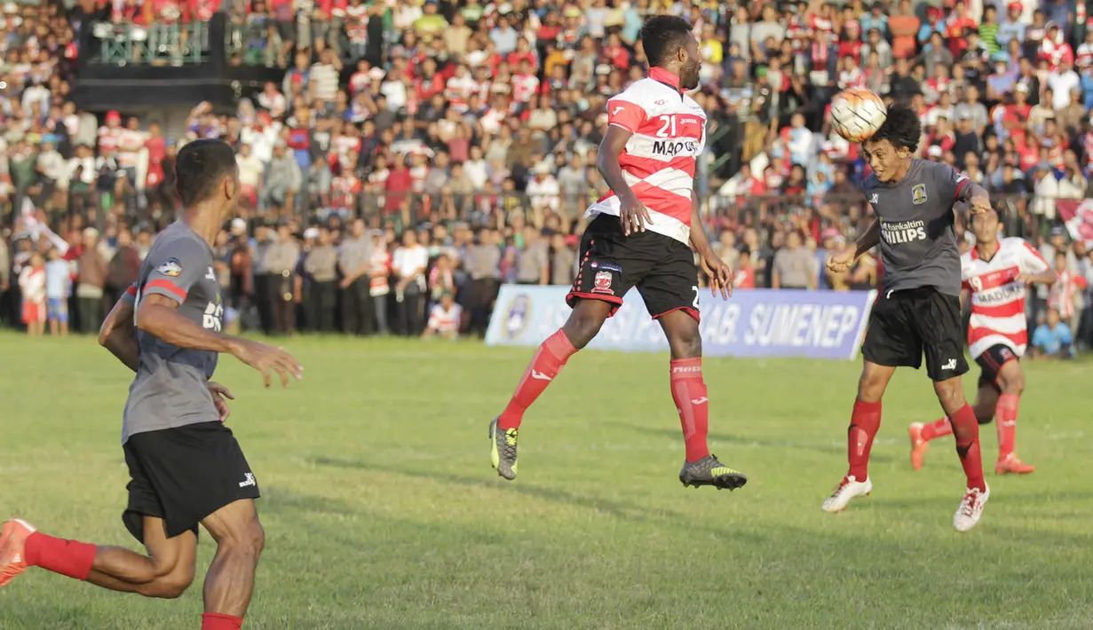 Pemain Madura United dan Persiba Balikpapan duel udara pada laga uji coba di Stadion Ahmad Yani, Sumenep, Sabtu (20/2/2016).  (Bola.com/Vitalis Yogi Trisna)