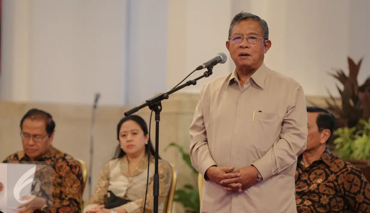 Menko bidang Perekonomian Darmin Nasution memberikan sambutan saat raker di Istana Negara, Jakarta, Rabu (21/10/2015). Raker membahas Pilkada Langsung 2015, serapan anggaran di daerah dan dana desa. (Liputan6.com/Faizal Fanani)