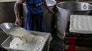 Pekerja memproduksi tahu di kawasan Duren Tiga Raya, Jakarta, Kamis (24/2/2022). Produsen tahu tempe kembali berproduksi usai aksi mogok selama tiga hari karena harga kedelai yang naik hingga menyentuh Rp12.000 dari semula Rp9.500 per kg dalam beberapa bulan terakhir. (Liputan6.com/Faizal Fanani)