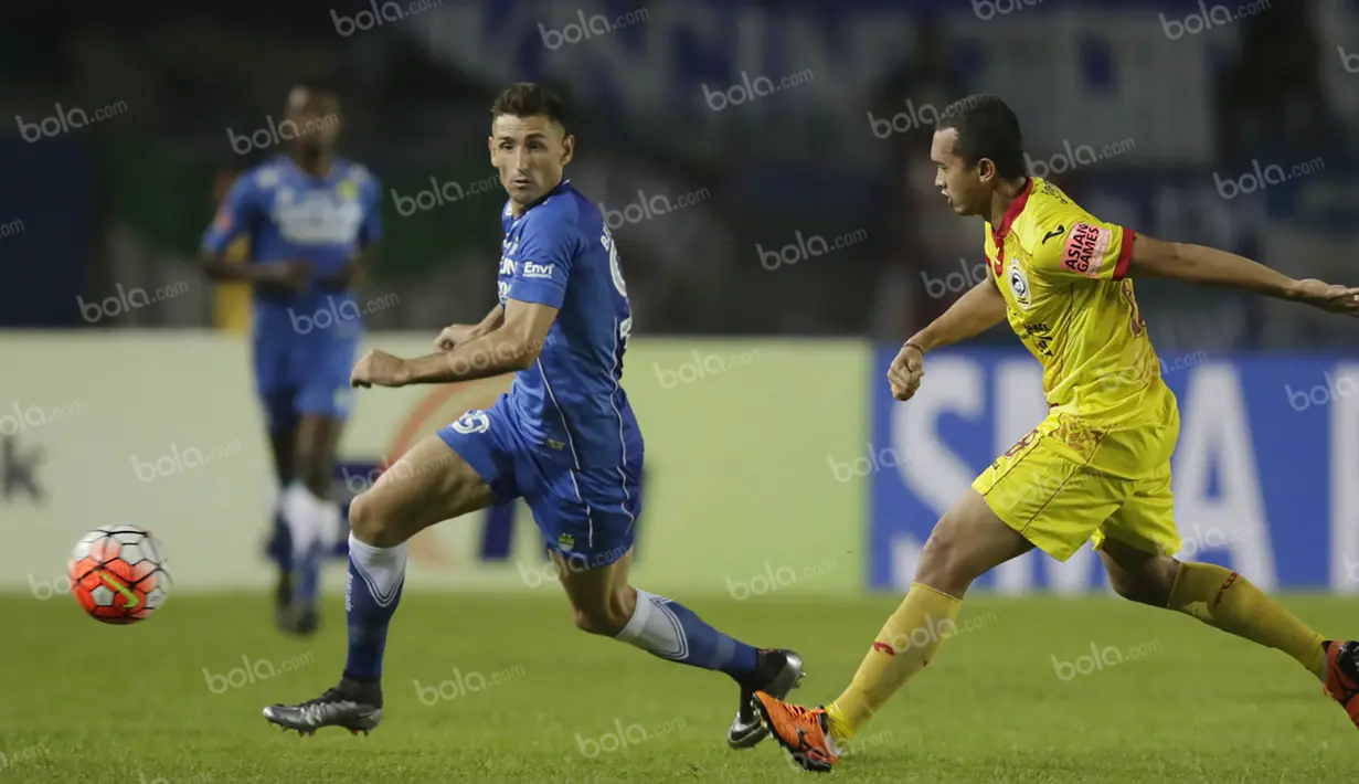 Striker Persib Bandung asal Spanyol, Juan Belencoso gagal membuka musim Torabika Soccer Championship 2016 dengan manis. Diharapkan menjadi ujung tombak, namun dirinya gagal membukukan sebuah gol. (Bola.com/Vitalis Yogi Trisna)