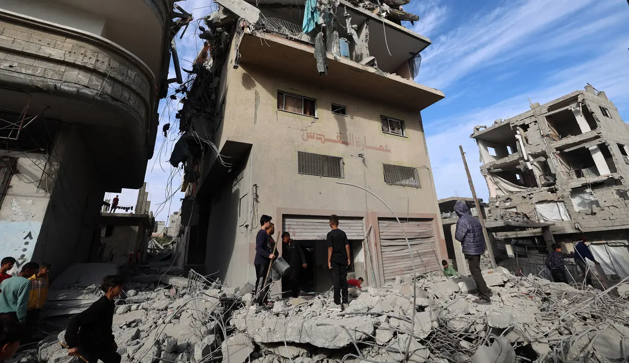 Usai berakhirnya kesepakatan gencatan senjata tahap pertama, militer Israel kembali melancarkan serangan udara ke wilayah Gaza, pada 18 Maret 2025, sedikitnya 2.111 warga Palestina telah tewas. Jumlah korban tewas perang di Gaza terus meningkat menjadi 51.495 orang, sebagian besar perempuan dan anak-anak, sejak Israel melancarkan operasi militer untuk menghancurkan Hamas pada 7 Oktober 2023. (Eyad BABA/AFP)