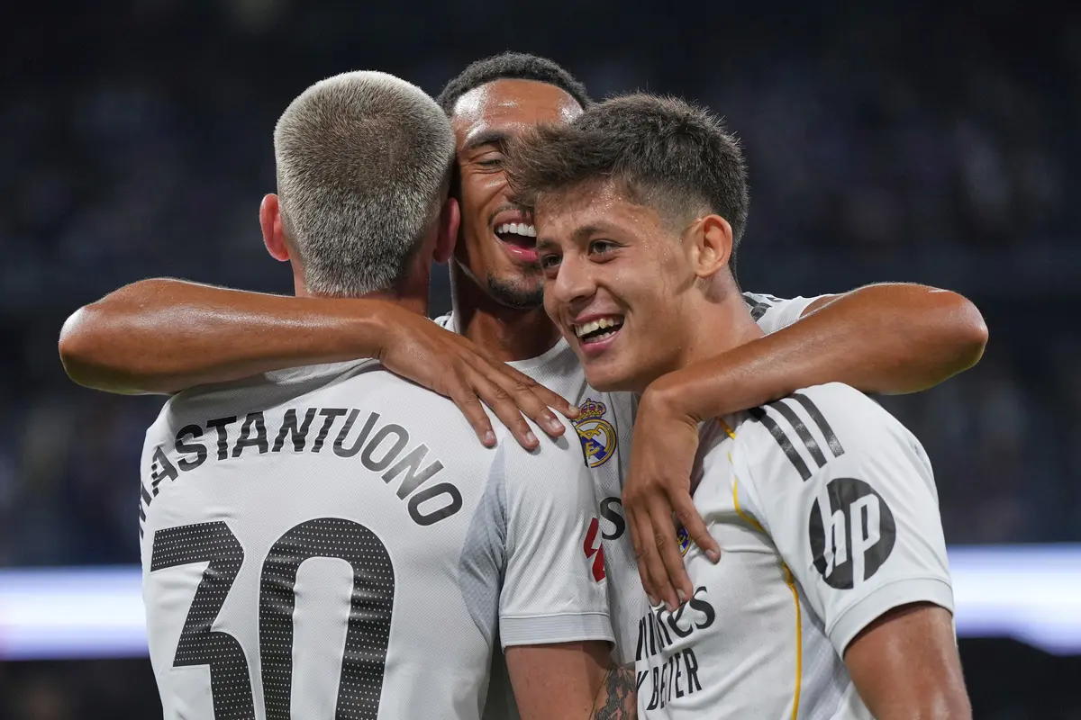 Arda Guler dari Real Madrid (kanan) merayakan bersama Franco Mastantuono dan Trent Alexander-Arnold