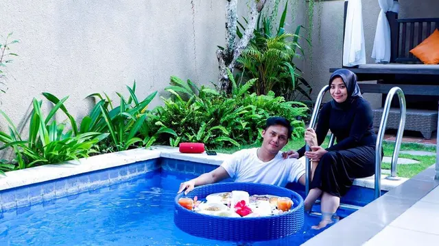 7 Potret Kemesraan Muzdalifah dan Fadel Islami Saat Liburan Ke Bali