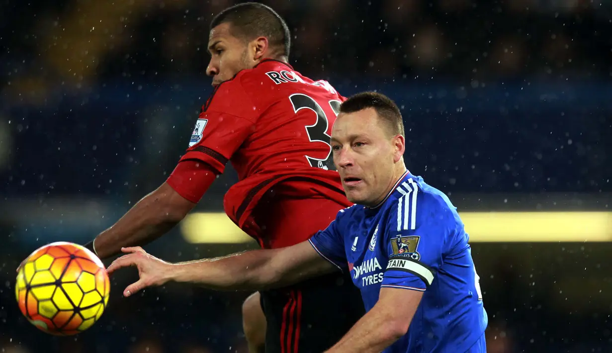 Pemain West Bromwich Albion, Salomon Rondon (kiri) dan pemain Chelsea, John Terry melakukan duel pada lanjutan Liga Premier Inggris di Stadion Stamford Bridge, Chelsea, Kamis (14/1/2016) dini hari WIB. (EPA/Sean Dempsey)