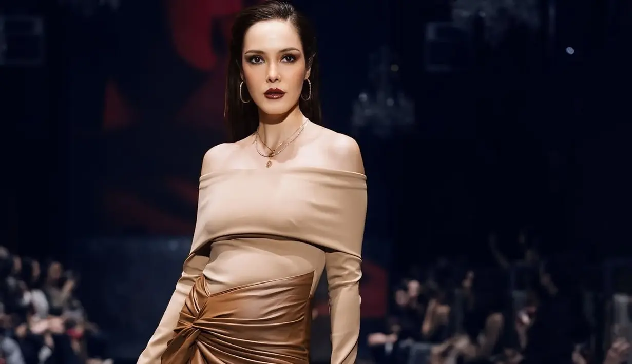 Cathy Sharon masih punya pesona yang memikat di usia 42 tahun dengan tampil bak supermodel di runway [@cathysharon]