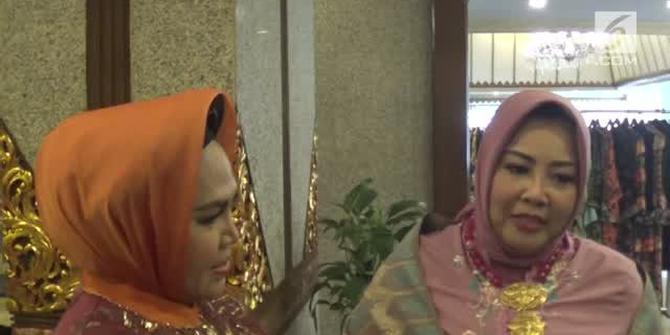 VIDEO: Hetty Koes Endang Memukau dengan Busana Khas Lombok Karya Anna Mariana