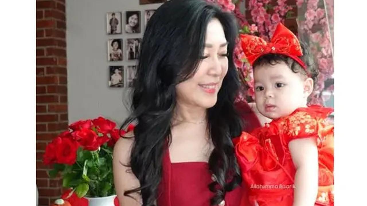 6 Potret Larissa Chou Rayakan Imlek Bareng Keluarga, Anaknya Senang Dapat Angpao