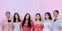 Tiara Andini memilih tampil mengenakan mini dress putih model off shoulder dengan siluet korset. Dipadukan stocking senada dan heels kupu-kupu. Melengkapi tampilannya dengan kalung choker mutiara. [@mariarahajeng]