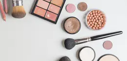 Yuk, simak tips makeup dibawah ini untuk menghighlight fitur terbaik wajahmu agar makeup menjadi terlihat lebih flawless. [Dok/freepik.com]