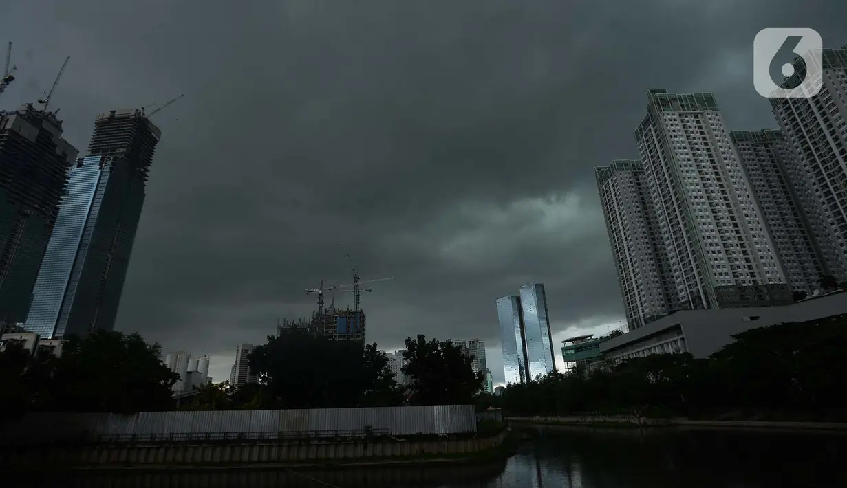 Suasana langit mendung di Jakarta, Sabtu (9/1/2021). Badan Meteorologi, Klimatologi, dan Geofisika (BMKG) memprediksi hujan ringan disertai petir dan angin kencang dengan durasi singkat akan mengguyur Jakarta pada siang dan sore hari ini. (merdeka.com/Imam Buhori)