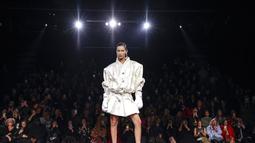 Bella Hadid di Paris Fashion Week 2022. (Foto: Vianney Le Caer/Invision/AP)