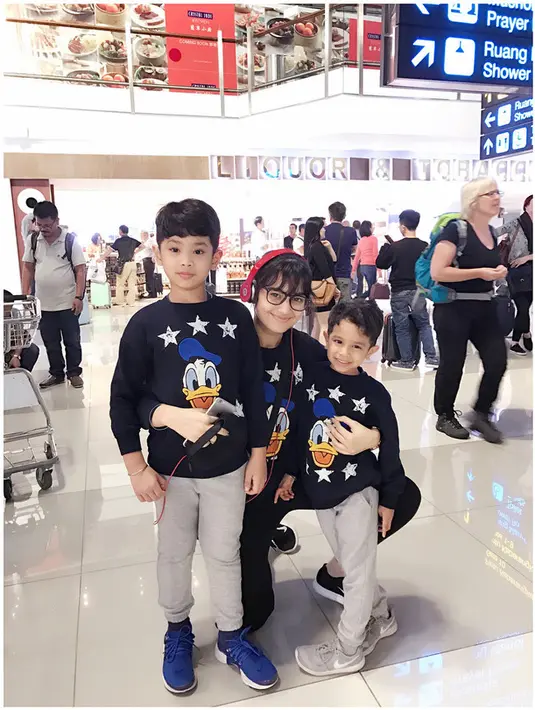 Terlihat dari akun instagram keduanya, Bunga dan Kareena sering membagikan potret kebersamaanya. Anak sambung Bunga juga sering membagikan potret kebersamaan bersama dua adik sambungnya. (Sumber: Instagram/bungazainal05)