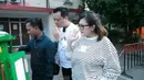 "Saya nunggu di trotoar lama lho," kata Agung kepada tukang bakso. "Seperti biasa mas Iman, pokoknya lengkap," kata Kiki Amalia. [Youtube/Kiki Amalia]