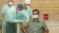 putra Perdana Menteri Hun Sen menjadi penerima pertama vaksin COVID-19 di Kamboja (AP)