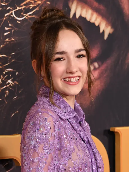 Marlow Barkley berpose sambil tersenyum saat menghadiri pemutaran perdana film Netflix "Slumberland" di AMC Century City di Century City, California pada 9 November 2022. Film yang penuh petualangan ini akan debut di Netflix NEXT Jumat 18 November. (Jon Kopaloff/Getty Images/AFP)