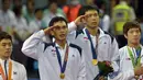 Muhamad Ahsan dan Hendra Setiawan memberi hormat sambil menyanyikan lagu Indonesia Raya di Gyeyang Gymnasium, Korsel, (28/9/2014). (ANTARA FOTO/Saptono)
