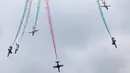 Jet Angkatan Udara Pakistan menunjukkan atraksi aerobatik dalam sesi latihan jelang parade militer menyambut Hari Republik Pakistan di Islamabad, Rabu (21/3). Pakistan akan merayakan Hari Republiknya pada 23 Maret 2018. (AP Photo/B.K. Bnagash)