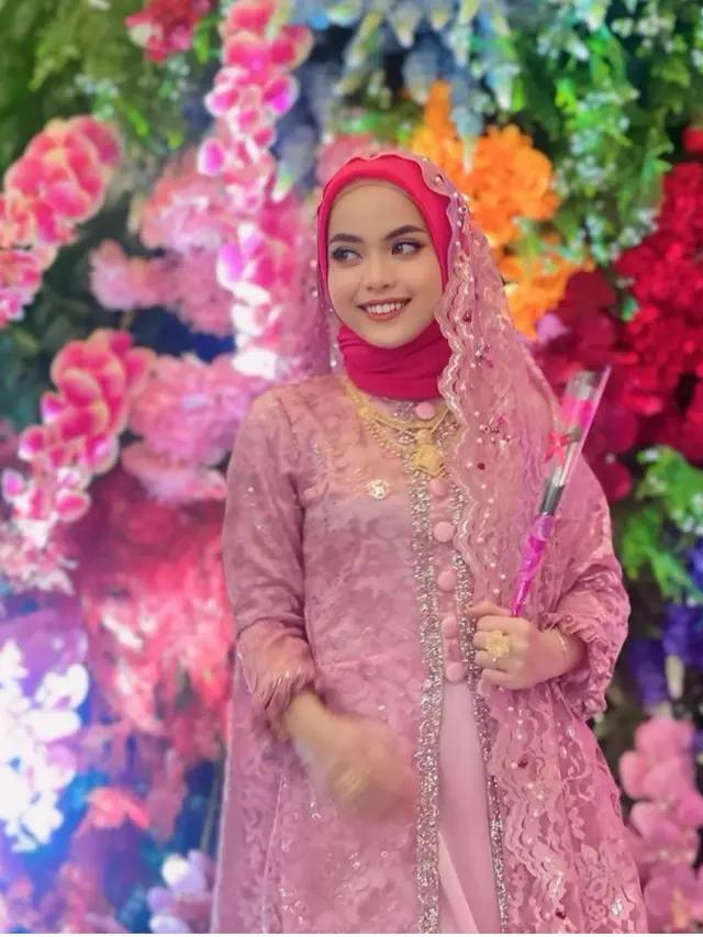 Gaya Putri Isnari Kenakan Emas. [@da4_putri03]