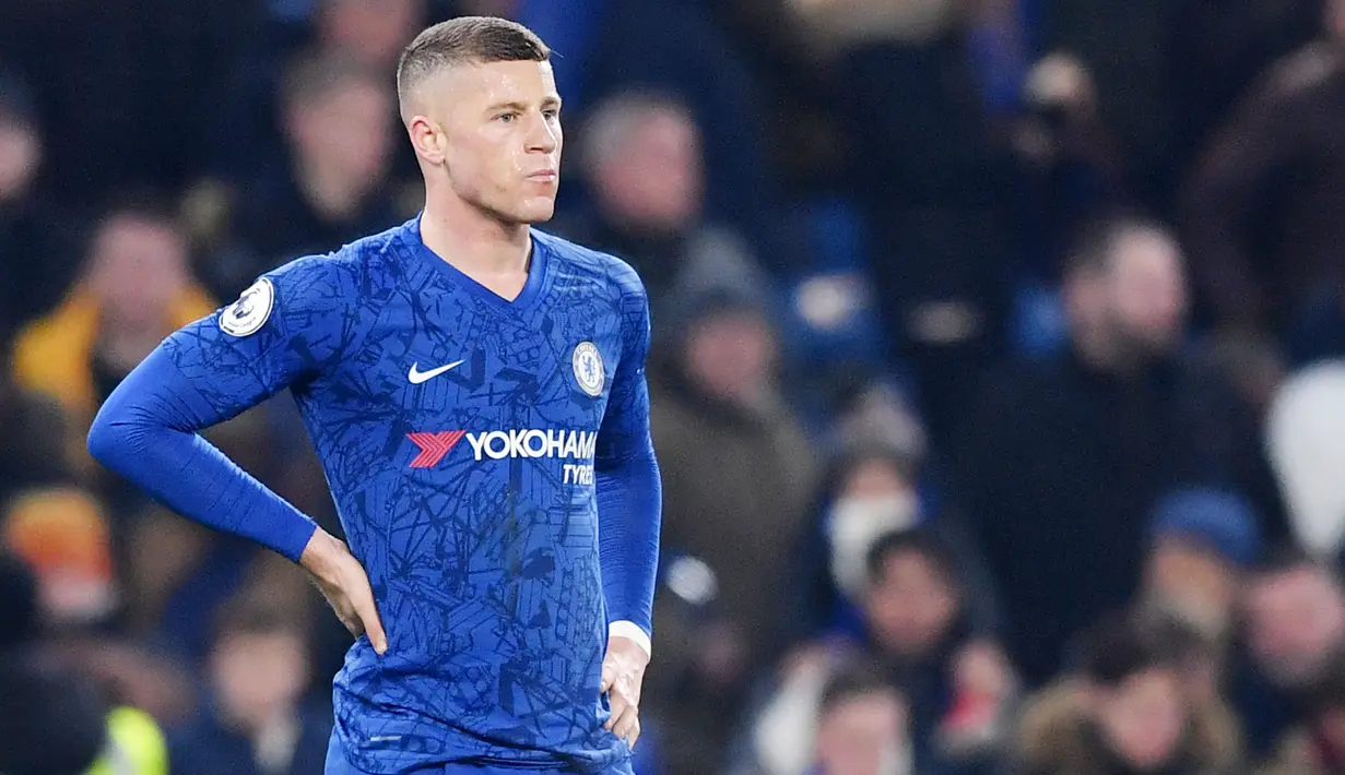 Ross Barkley - Pemain tangguh ini dipinjamkan Chelsea ke Aston Villa pada musim lalu. Barkley harus kembali lagi ke Chelsea pada musim panas nanti. Namun, pemain berusia 27 tahun sepertinya sudah tidak punya masa depan di Stamford Bridge. (AFP/Ben Stansall)