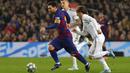 Penyerang Barcelona, Lionel Messi menggiring bola dari kejaran gelandang Real Madrid, Luka Modric pada pertandingan lanjutan La Liga Spanyol di stadion Camp Nou (18/12/2019). Barcelona bermain imbang 0-0 atas Real Madrid. (AP Photo/Emilio Morenatti)