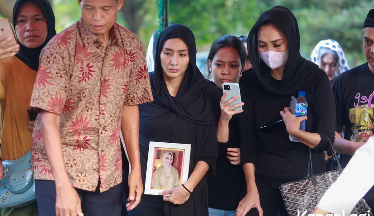 Menurut Tyas, sang ibu dimakamkan satu lubang dengan kakak ibunya yang meninggal lima tahun silam. Pemakaman ditumpuk itu dipilih karena tempat sudah penuh. Dan banyak keluarganya yang dimakamkan di tempat tersebut. [Foto: Muhammad Akrom Sukarya/KapanLagi.com]
