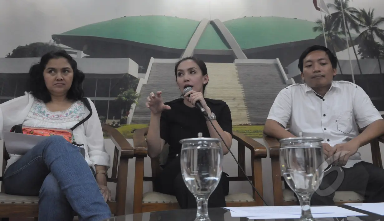 Rieke Diah Pitaloka (tengah), Anggota Komisi IX DPR yang pernah memerankan tokoh 'Oneng' melakukan konferensi pers terkait laporan maraknya pasien gangguan jiwa yang mengamuk, Jakarta, Rabu (11/3/2015).(Liputan6.com/Herman Zakharia)