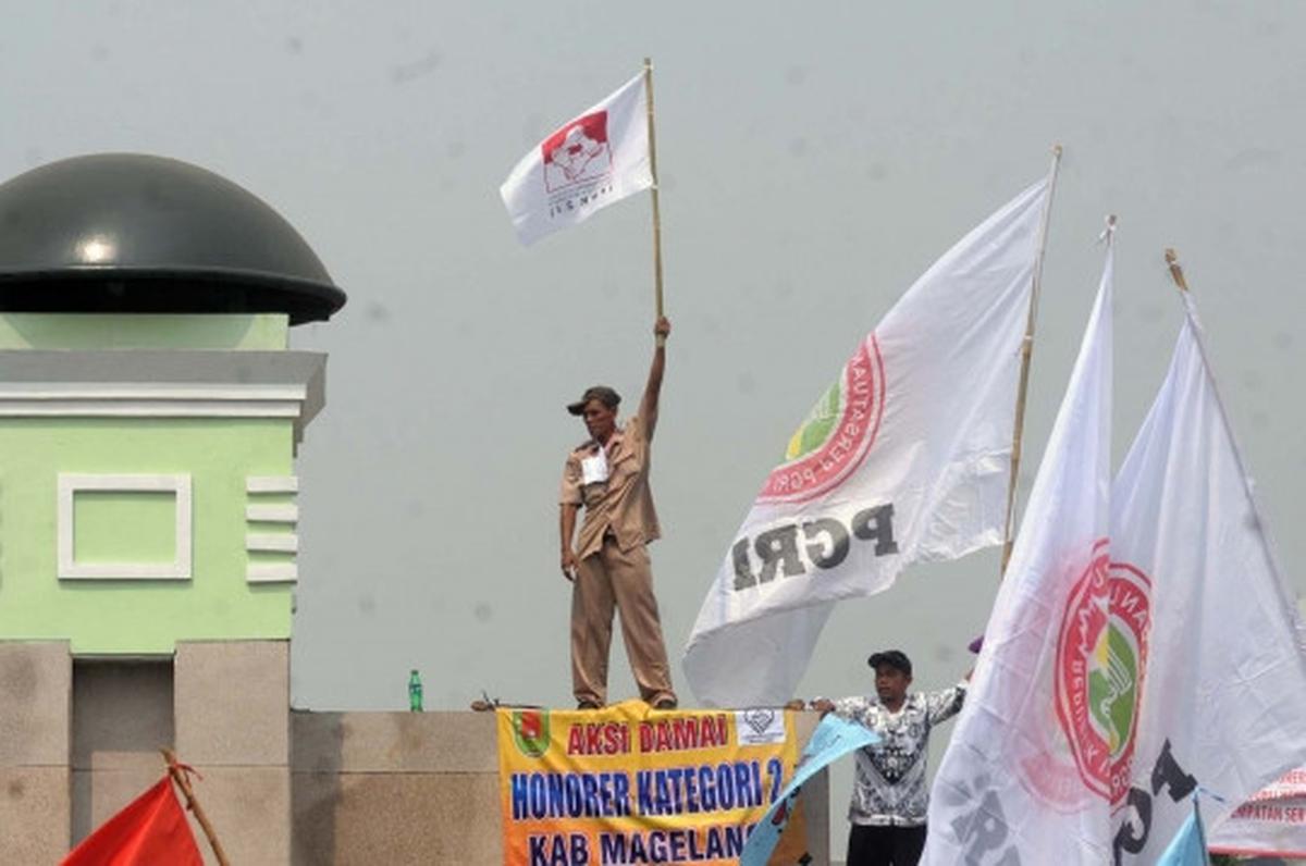 Tuntut jadi PNS, ribuan guru honorer banjiri Gedung DPR