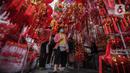 Mereka memburu pernak-pernik Imlek seperti hiasan, lampu lampion, angpao, barongsai, hio, dupa, hingga lilin naga. (Liputan6.com/Angga Yuniar)