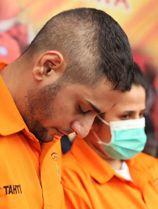 Sebelum anak-anak penyanyi dangdut Elvi Sukaesih ditangkap, terlebih dulu diamankan adalah Muhamad. Tunangan Dhawiya itu diamankan berkat laporan dari masyarakat. (Bambang E Ros/Bintang.com)