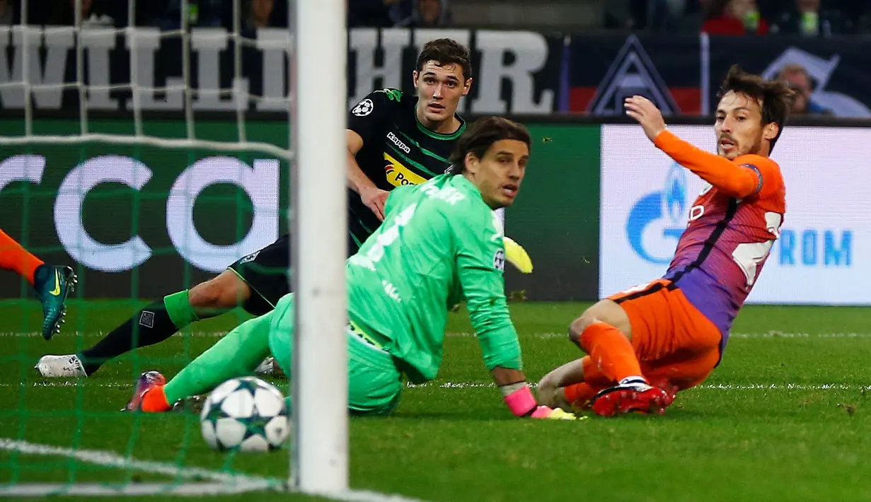 Pemain Manchester City, David Silva, mencetak gol balasan ke gawang Borussia Monchengladbach pada laga kelima Grup C Liga Champions di Borussia-Park, Rabu (23/11/2016). (Reuters/Wolfgang Rattay)